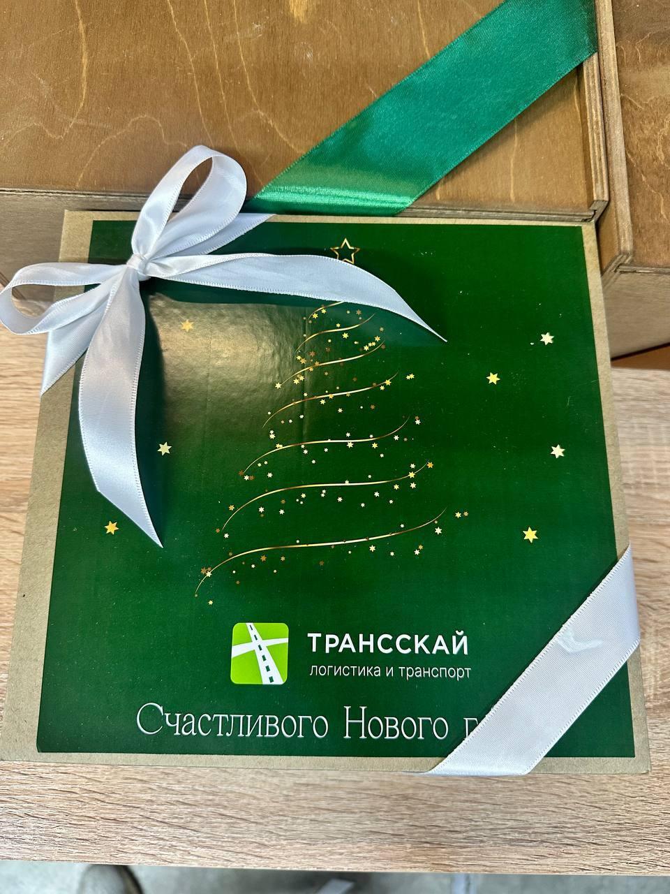 Зелёная подарочная коробка с поздравлением и логотипом компании