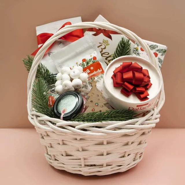 Новогодняя корзина «Raffaello»